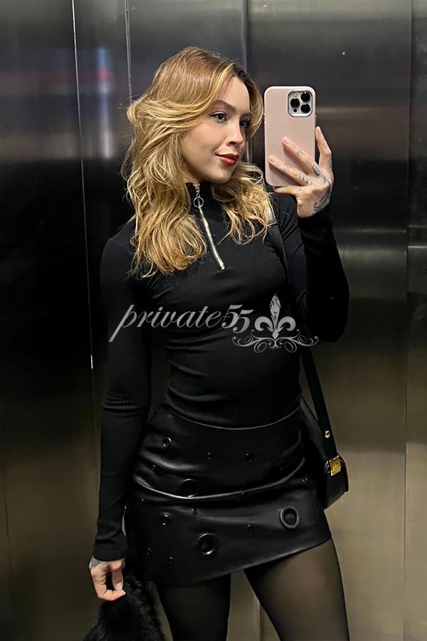 Foto 1 de Alice Ayres