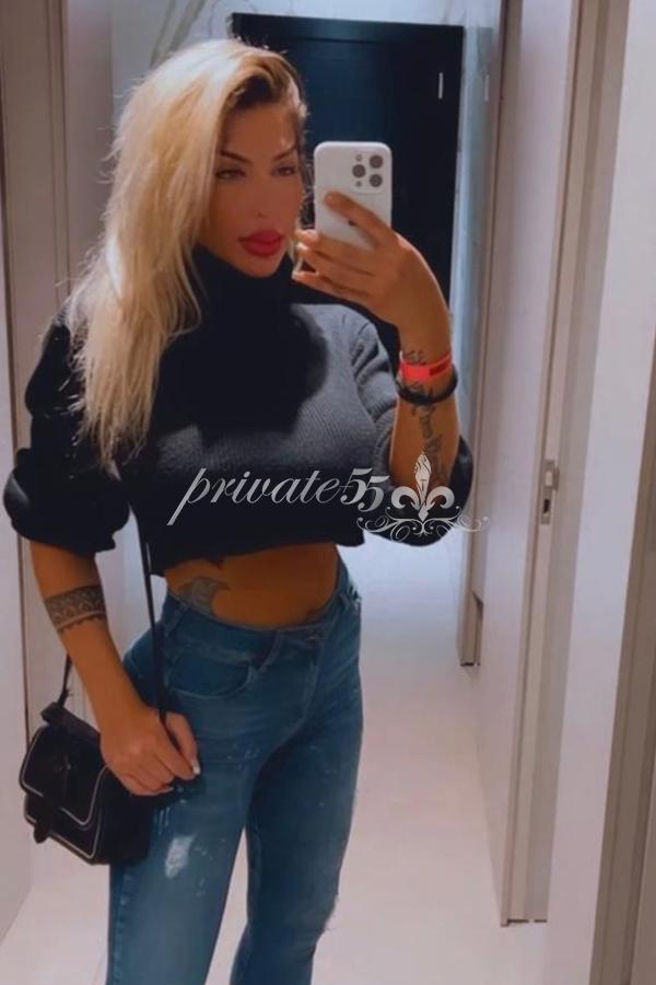 Foto 1 de Rhiana Boss