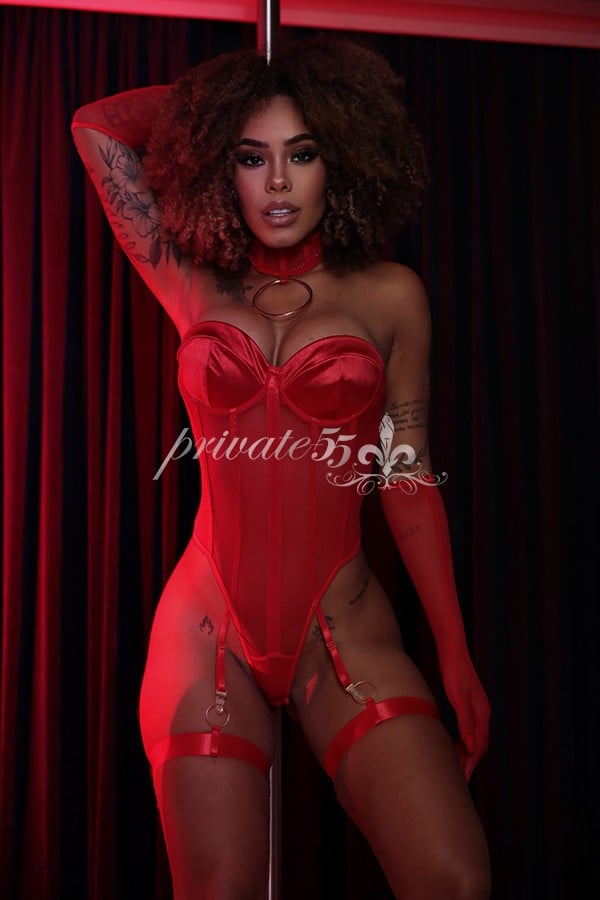 Foto 11 de Naoomy Mello